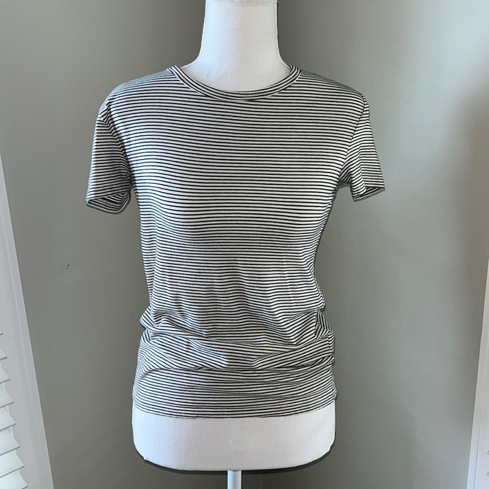 🦋 3/$15 Women’s B&W Striped Tee